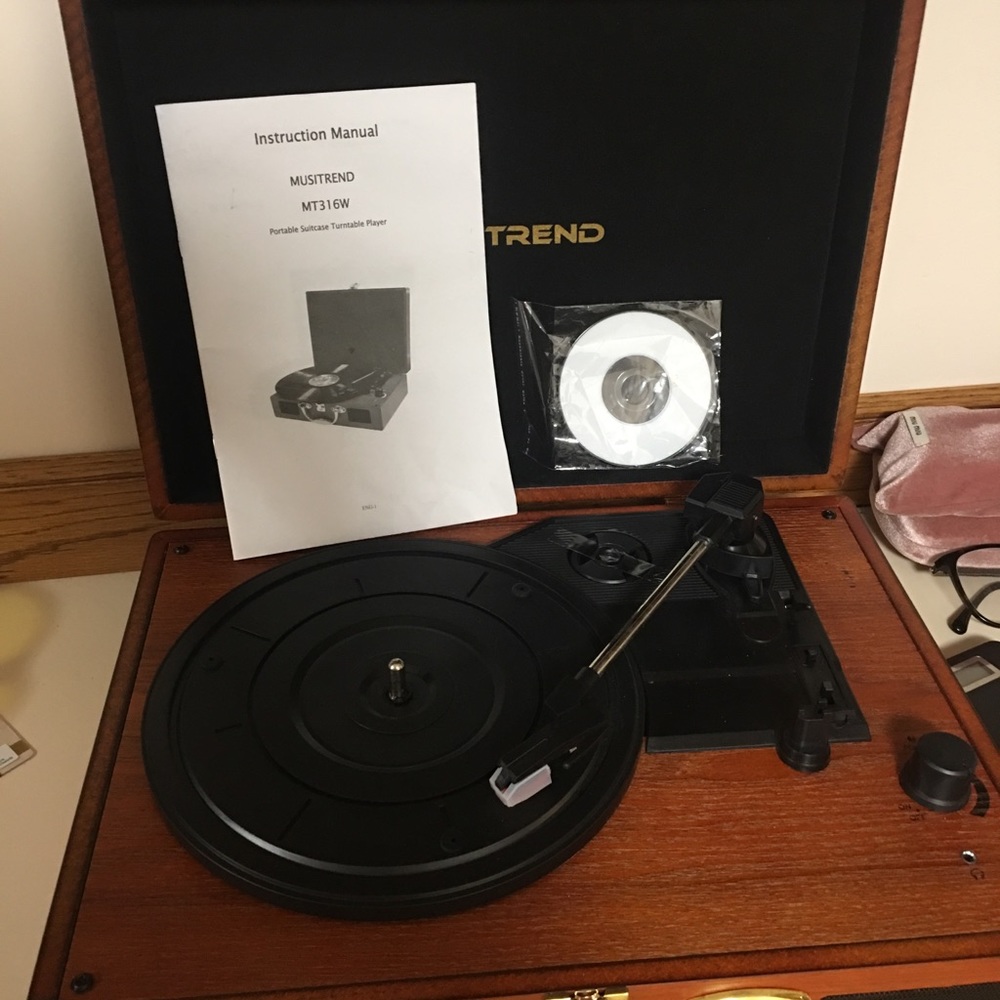 Portable suitcase turntable player